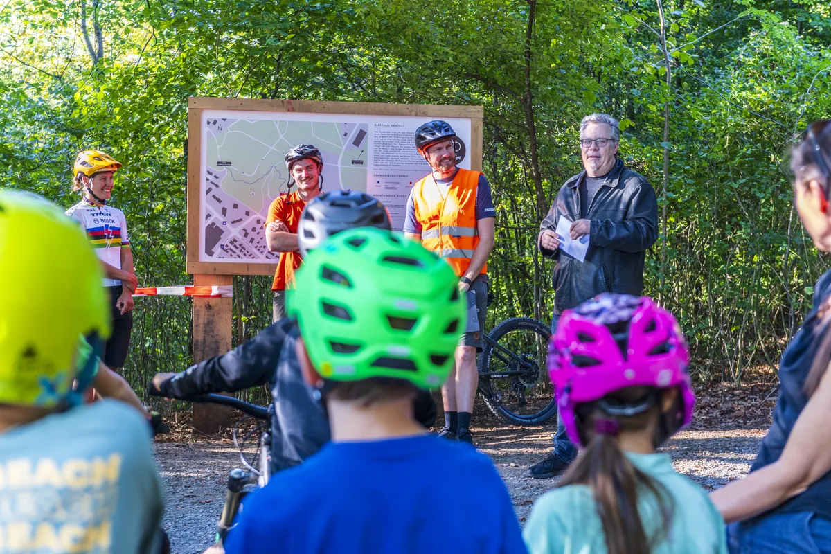 In Uster wurde der erste Biketrail im Hasenbüel-Wald offiziell eröffnet.